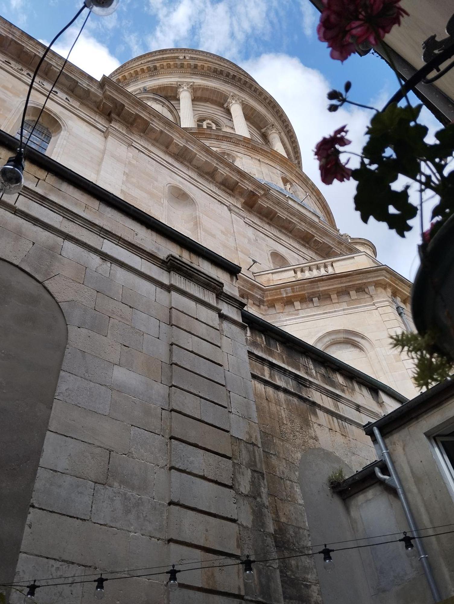 Au Pied De La Cathedrale Notre Dame